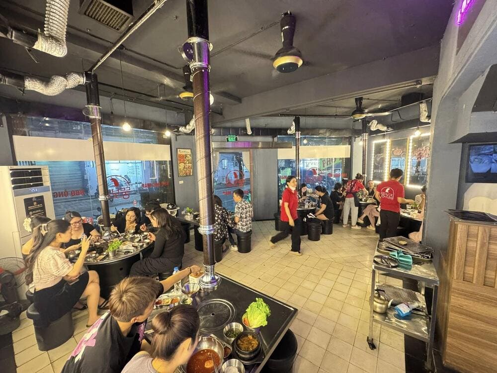 Không gian có diện tích nhỏ nhưng không quá chật chội (Nguồn: BBQ Ông Mập Láng Hạ)